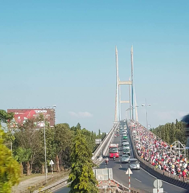 Khoảnh khắc được chia sẻ nhiều nhất trên MXH: Hàng trăm phương tiện ùn ùn quay trở về Tp. Hồ Chí Minh