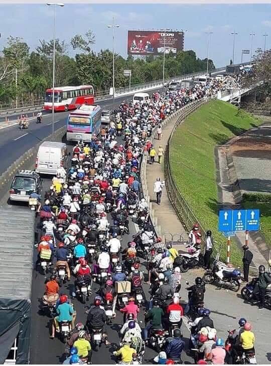 Khoảnh khắc được chia sẻ nhiều nhất trên MXH: Hàng trăm phương tiện ùn ùn quay trở về Tp. Hồ Chí Minh