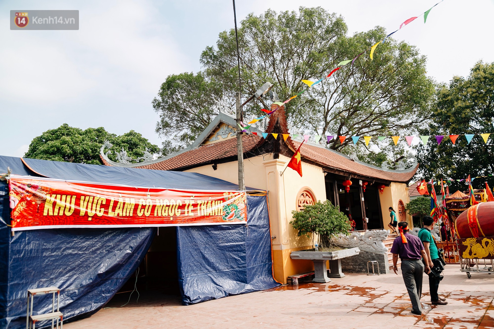 Video: Hàng trăm người dân tập trung chứng kiến nghi lễ chém lợn kín ngày đầu năm, máu 2 ông Ỉn chảy lênh láng