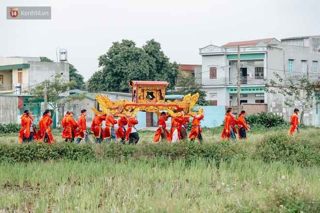 Video: Hàng trăm người dân tập trung chứng kiến nghi lễ chém lợn kín ngày đầu năm, máu 2 ông Ỉn chảy lênh láng