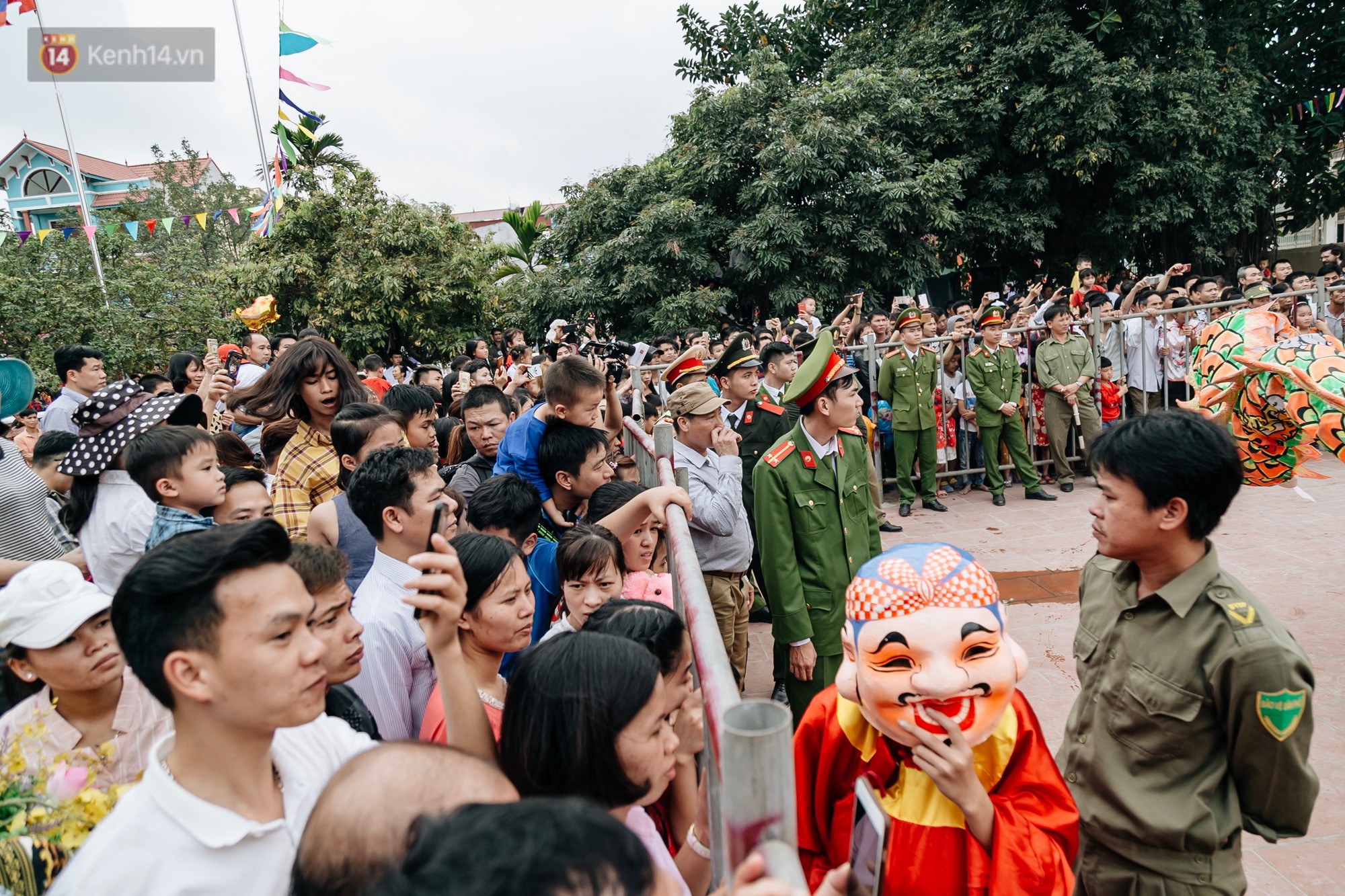 Video: Hàng trăm người dân tập trung chứng kiến nghi lễ chém lợn kín ngày đầu năm, máu 2 ông Ỉn chảy lênh láng