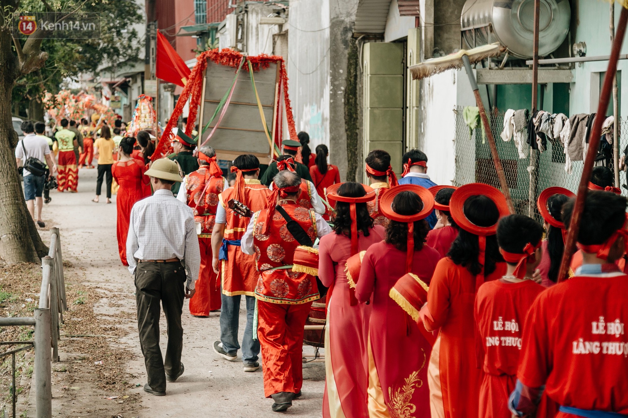 Video: Hàng trăm người dân tập trung chứng kiến nghi lễ chém lợn kín ngày đầu năm, máu 2 ông Ỉn chảy lênh láng