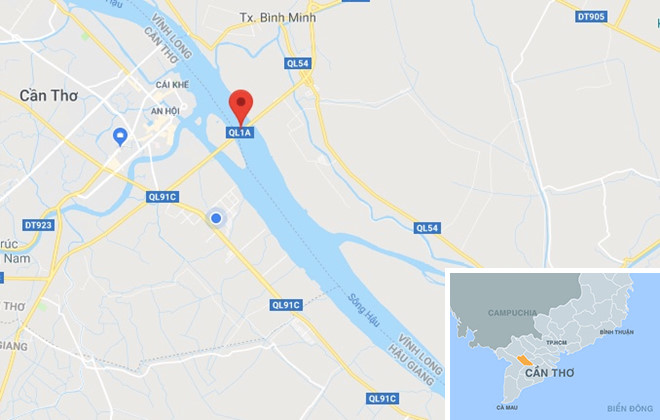 Cầu Cần Thơ kẹt cứng sau khi 2 ôtô va vào nhau