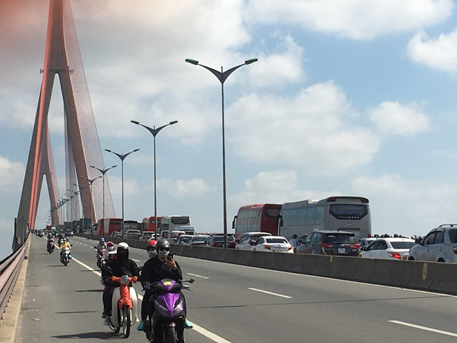 Cầu Cần Thơ kẹt cứng sau khi 2 ôtô va vào nhau
