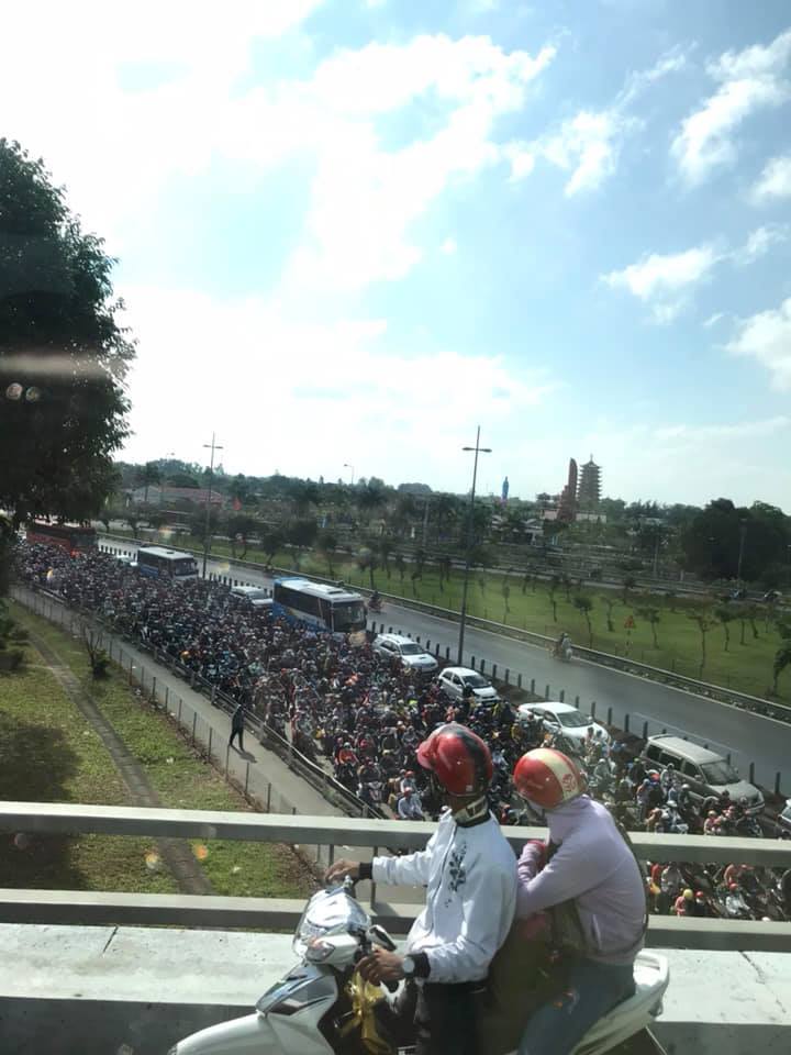 Cầu Mỹ Thuận nêm cứng người, đường về Sài Gòn kẹt xe nhiều km