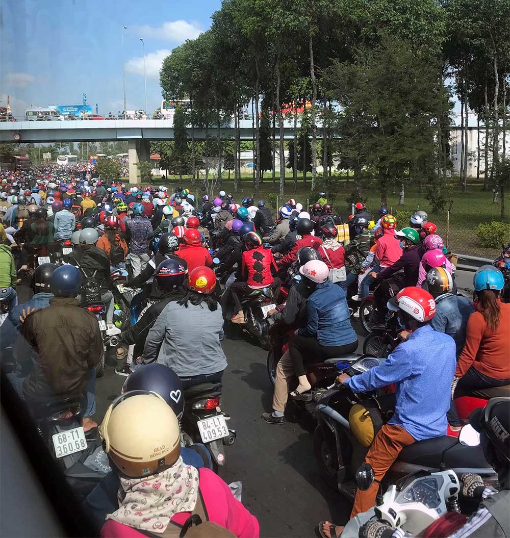 Cầu Mỹ Thuận nêm cứng người, đường về Sài Gòn kẹt xe nhiều km