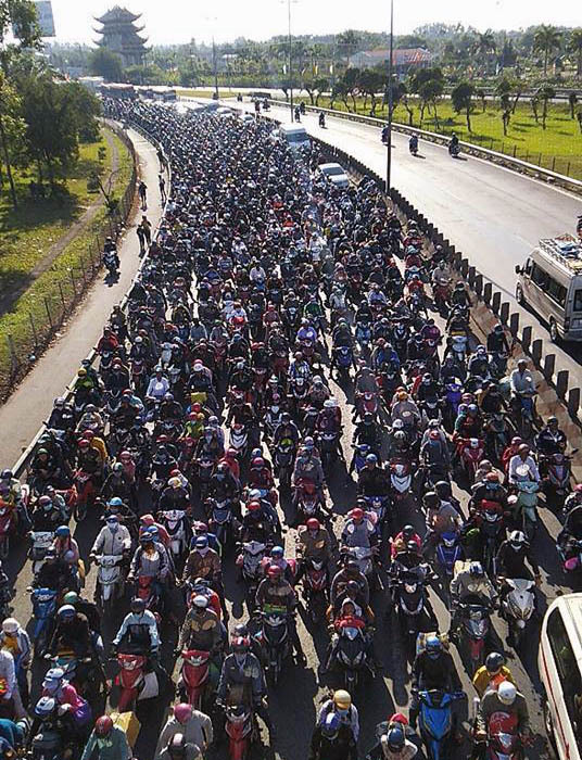 Cầu Mỹ Thuận nêm cứng người, đường về Sài Gòn kẹt xe nhiều km