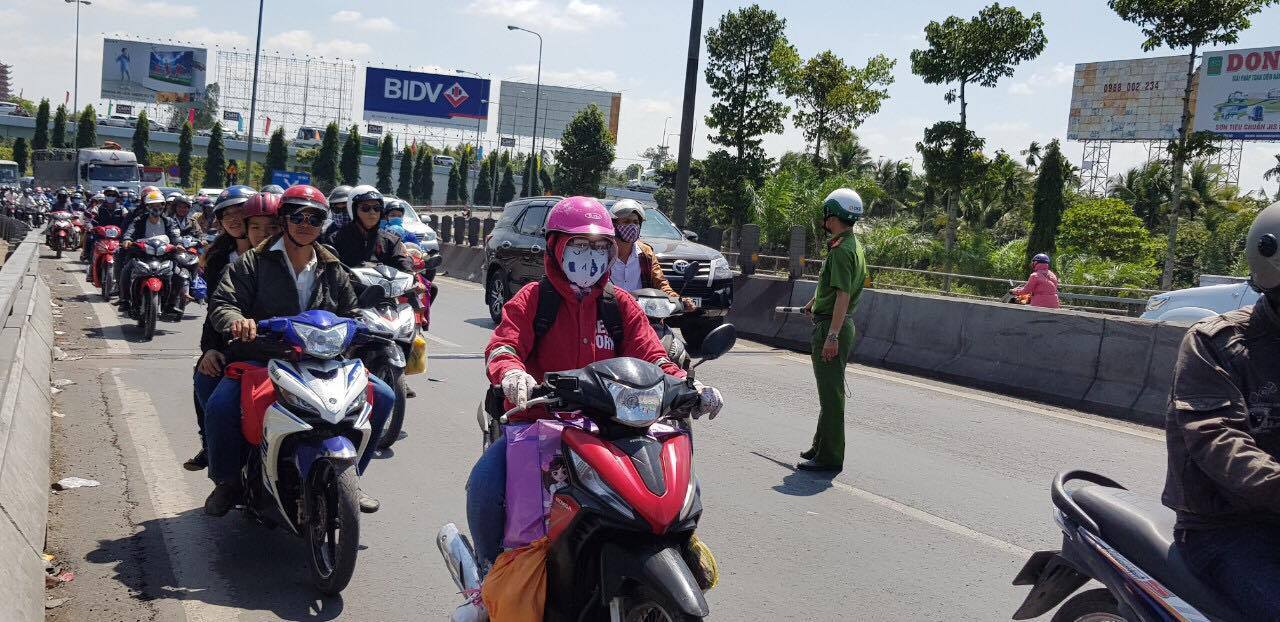 Cầu Mỹ Thuận nêm cứng người, đường về Sài Gòn kẹt xe nhiều km