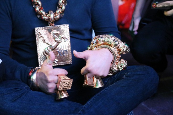 Đại gia Phúc XO: Đeo dây chuyền vàng 13kg, chơi 3 xe máy mạ vàng hiếm có