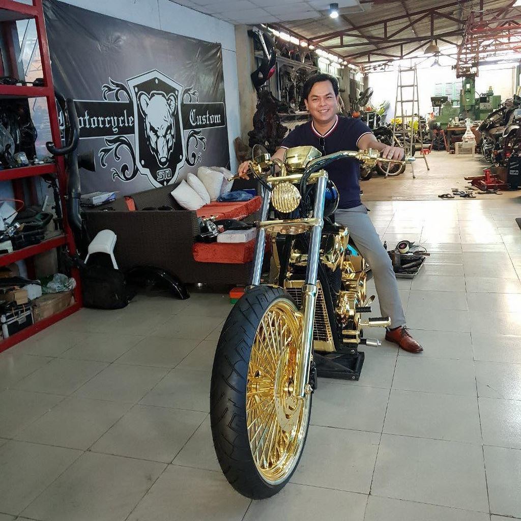 Đại gia Phúc XO: Đeo dây chuyền vàng 13kg, chơi 3 xe máy mạ vàng hiếm có