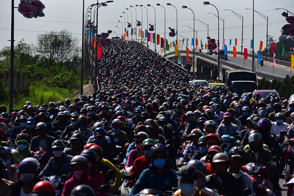 Người dân đổ về Sài Gòn sau Tết, kẹt xe nghiêm trọng ở cửa ngõ TP