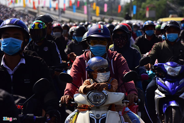 Người dân đổ về Sài Gòn sau Tết, kẹt xe nghiêm trọng ở cửa ngõ TP