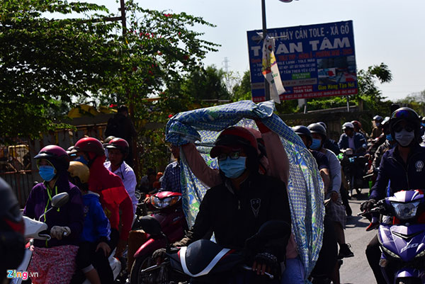 Người dân đổ về Sài Gòn sau Tết, kẹt xe nghiêm trọng ở cửa ngõ TP