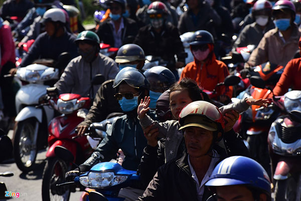 Người dân đổ về Sài Gòn sau Tết, kẹt xe nghiêm trọng ở cửa ngõ TP