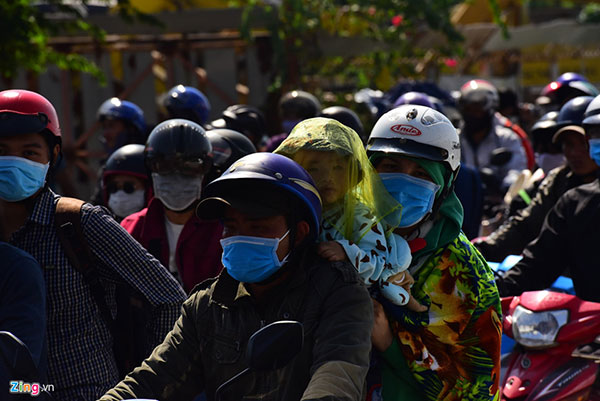 Người dân đổ về Sài Gòn sau Tết, kẹt xe nghiêm trọng ở cửa ngõ TP