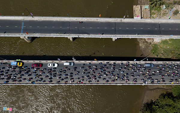 Người dân đổ về Sài Gòn sau Tết, kẹt xe nghiêm trọng ở cửa ngõ TP