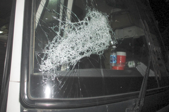 Bị truy sát, tài xế chạy vào trụ sở cảnh sát cầu cứu