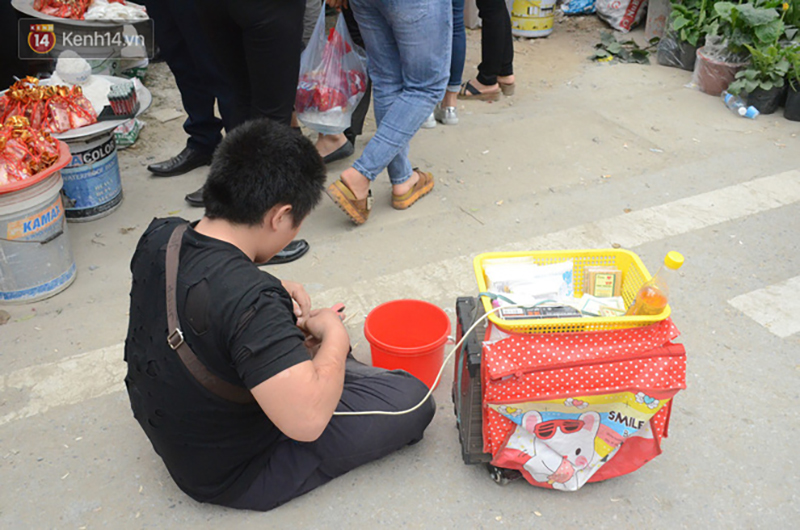 Bò, trườn, lê lết tại chợ Viềng, đội quân ăn xin, hát rong kiếm bộn tiền từ người dân Bò, trườn, lê lết tại chợ Viềng, đội quân ăn xin, hát rong kiếm bộn tiền từ người dân