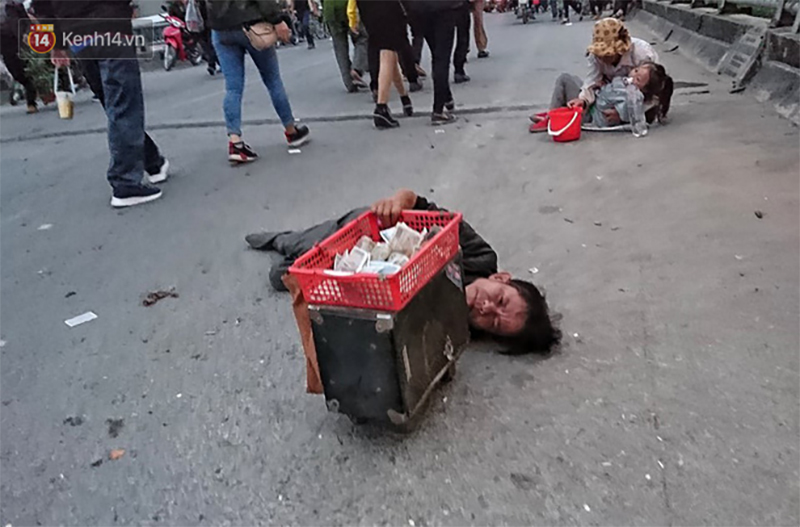 Bò, trườn, lê lết tại chợ Viềng, đội quân ăn xin, hát rong kiếm bộn tiền từ người dân