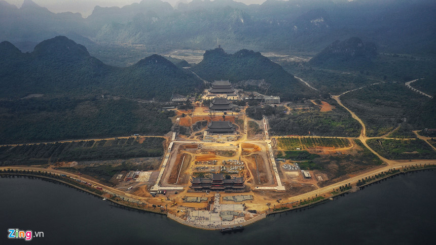 Toàn cảnh quần thể chùa Tam Chúc lớn nhất thế giới