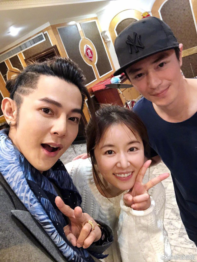 Tiệc tân niên khai xuân, Lâm Tâm Như khoe vẻ đẹp trẻ trung còn ông xã Hoắc Kiến Hoa đỏ mặt vì rượu