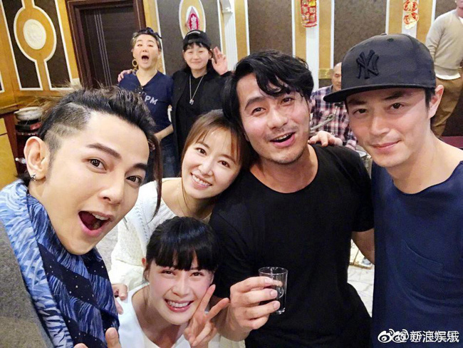 Tiệc tân niên khai xuân, Lâm Tâm Như khoe vẻ đẹp trẻ trung còn ông xã Hoắc Kiến Hoa đỏ mặt vì rượu