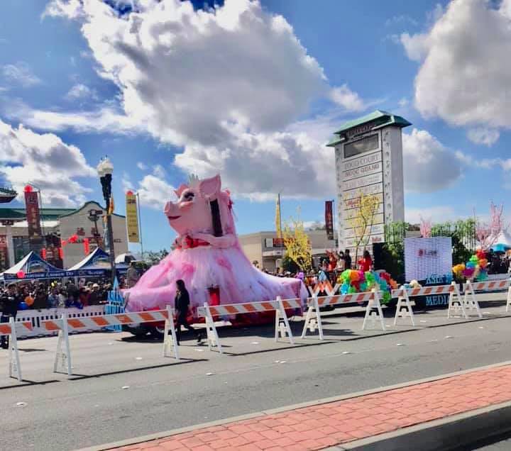 Đỉnh cao linh vật năm Kỷ Hợi: Chị heo đội vương miện, nối mi, mặc áo ngực bị dân mạng ví như thảm họa thẩm mỹ chui