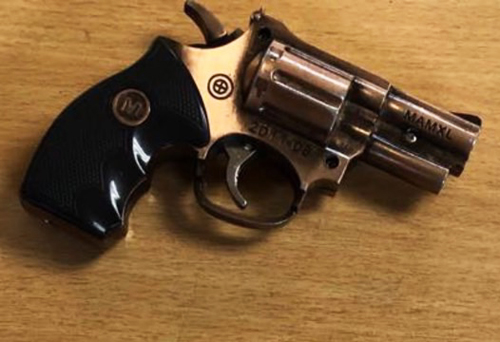 Kẻ ngáo đá mang súng giả xông vào sân bay Tân Sơn Nhất