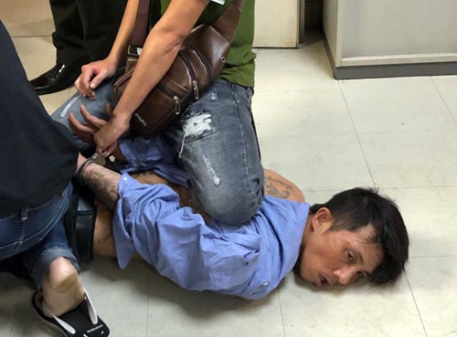 Kẻ ngáo đá mang súng giả xông vào sân bay Tân Sơn Nhất