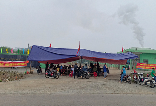 Dân dựng rạp chặn cổng nhà máy rác vì ô nhiễm