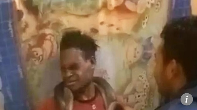 Cảnh sát Indonesia dùng rắn tra tấn khiến nghi phạm ăn cướp khiếp sợ