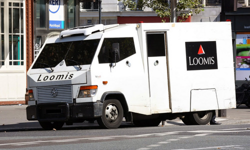 Tài xế xe chở tiền Pháp biến mất cùng hơn một triệu USD