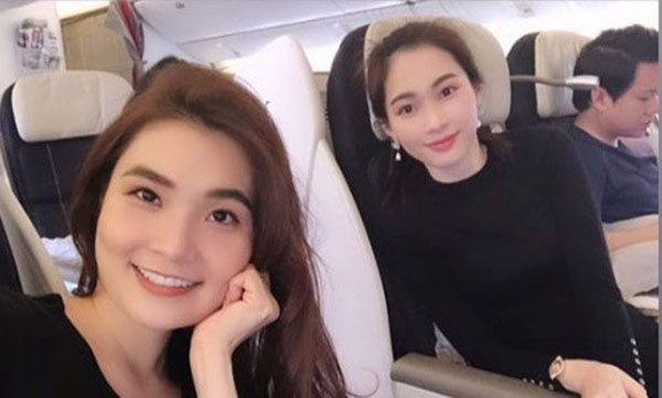 Đặng Thu Thảo và ông xã đi du lịch đầu năm cùng bạn bè