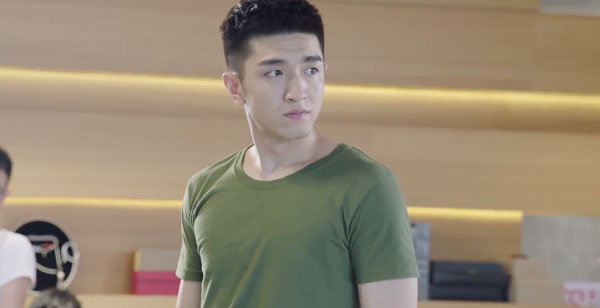 Bí mật đằng sau chiếc áo khoác jeans mới cô đồng nghiệp của chồng mặc