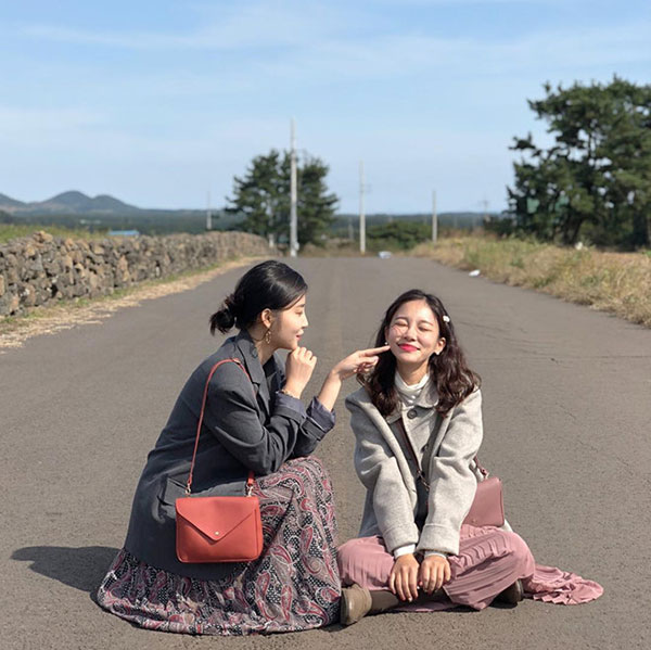 Đôi bạn thân Hàn Quốc khiến chúng ta muốn đi du lịch luôn và ngay