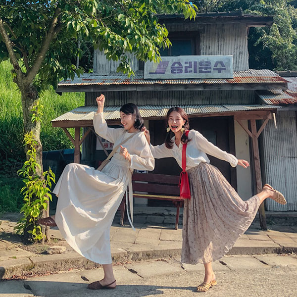 Đôi bạn thân Hàn Quốc khiến chúng ta muốn đi du lịch luôn và ngay