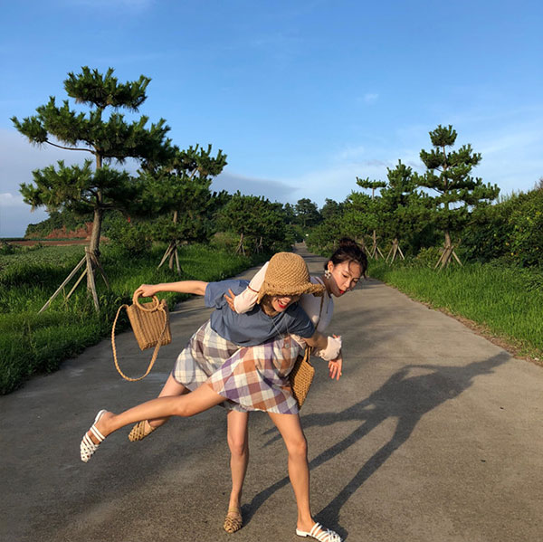 Đôi bạn thân Hàn Quốc khiến chúng ta muốn đi du lịch luôn và ngay