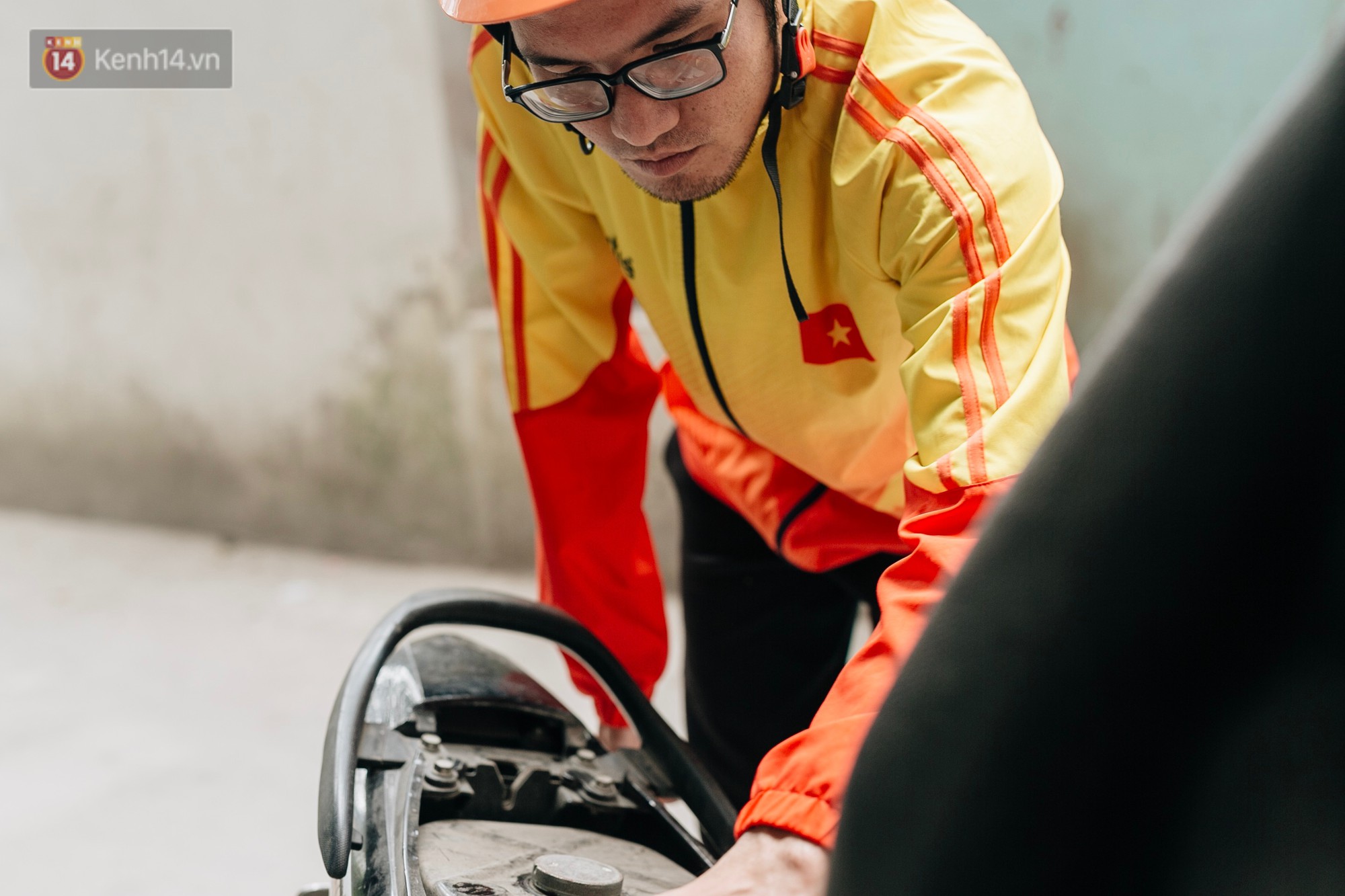 Anh shipper với 1.300 đơn hàng giao bằng một tay ở Hà Nội: Hôm nay mệt có thể ngủ một giấc, mai cố gắng tiếp!