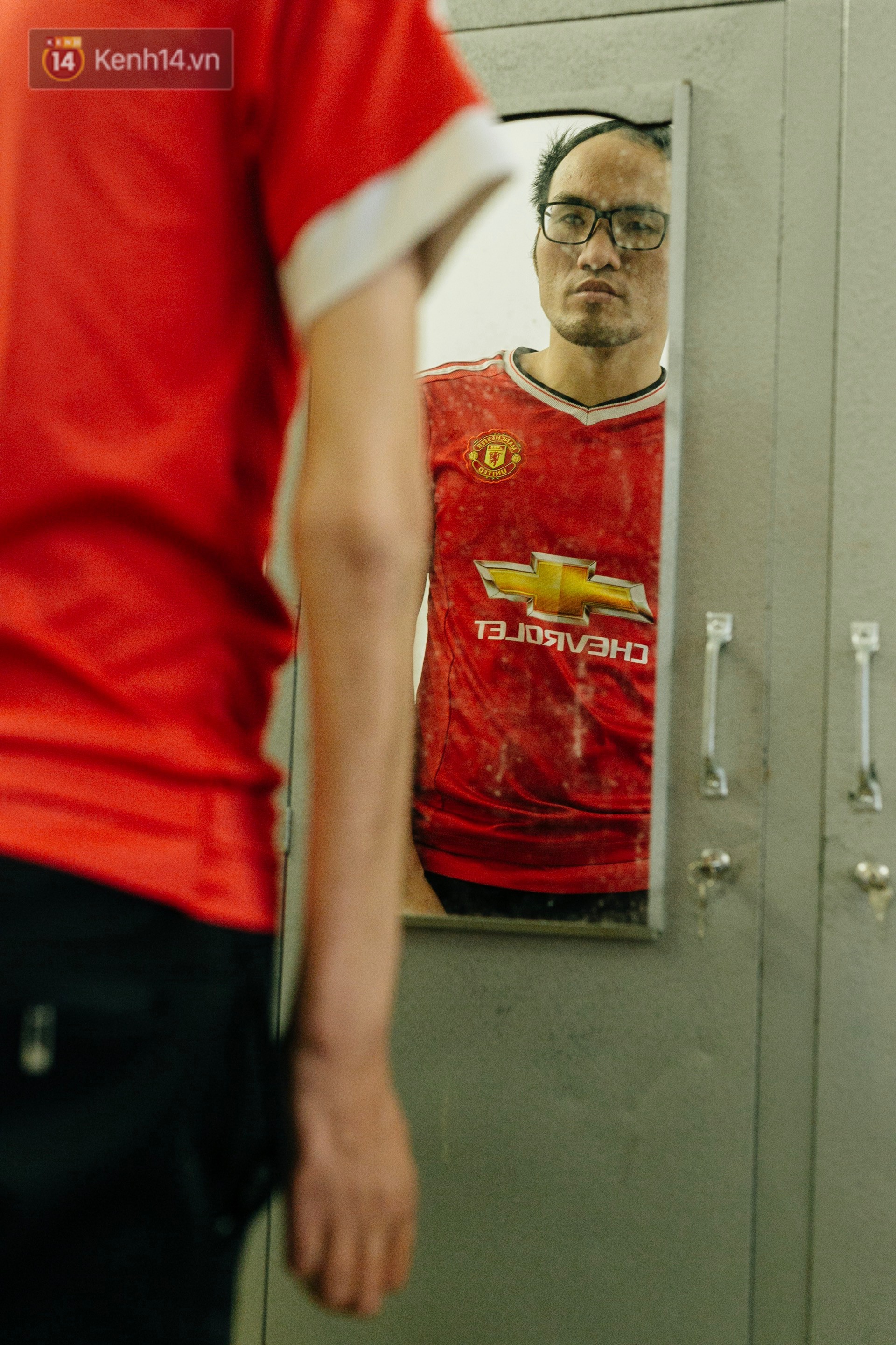 Anh shipper với 1.300 đơn hàng giao bằng một tay ở Hà Nội: Hôm nay mệt có thể ngủ một giấc, mai cố gắng tiếp!