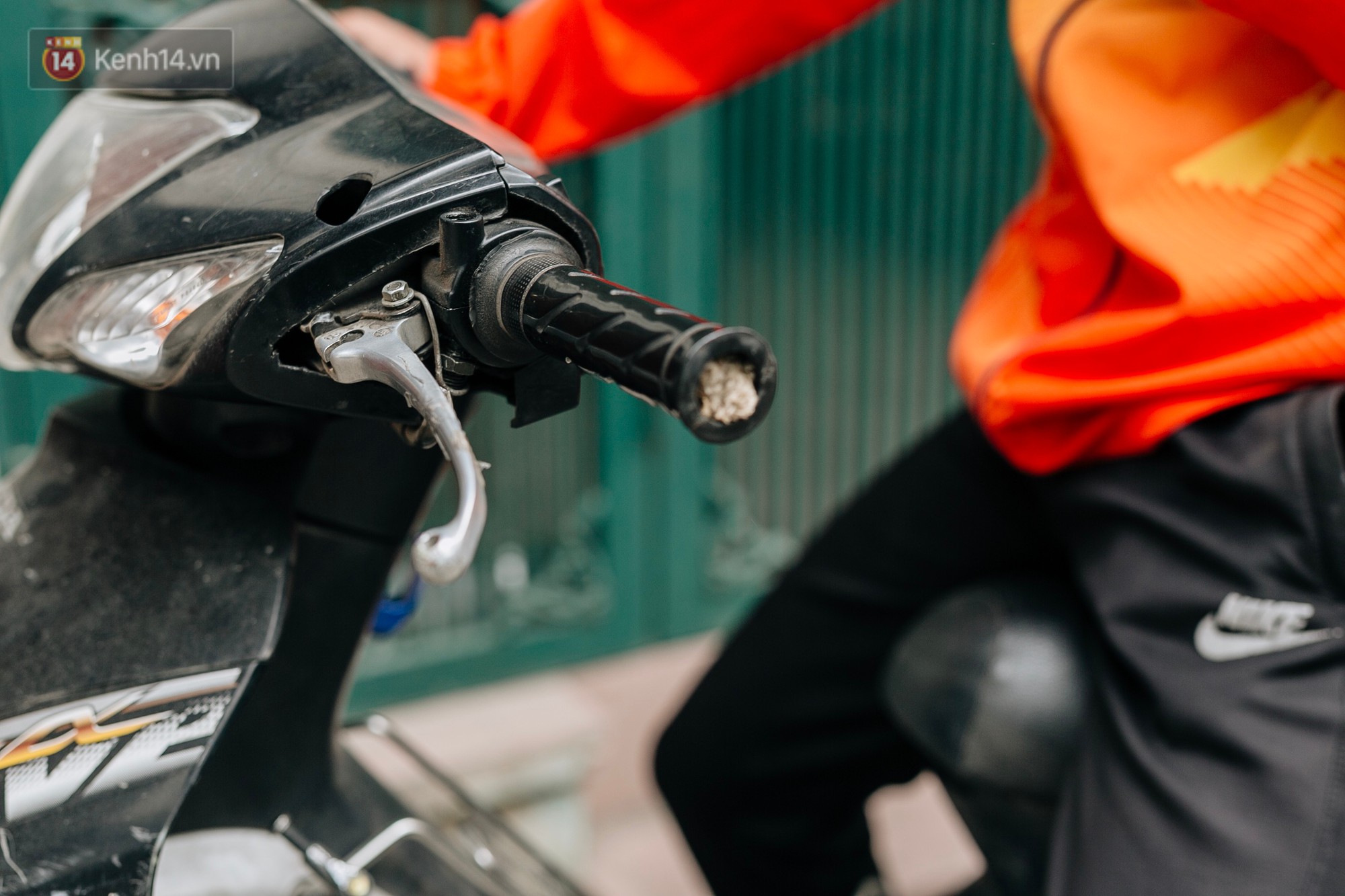 Anh shipper với 1.300 đơn hàng giao bằng một tay ở Hà Nội: Hôm nay mệt có thể ngủ một giấc, mai cố gắng tiếp!