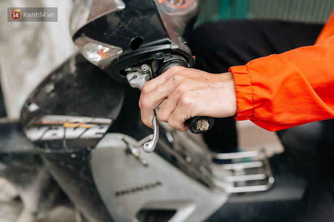 Anh shipper với 1.300 đơn hàng giao bằng một tay ở Hà Nội: Hôm nay mệt có thể ngủ một giấc, mai cố gắng tiếp!