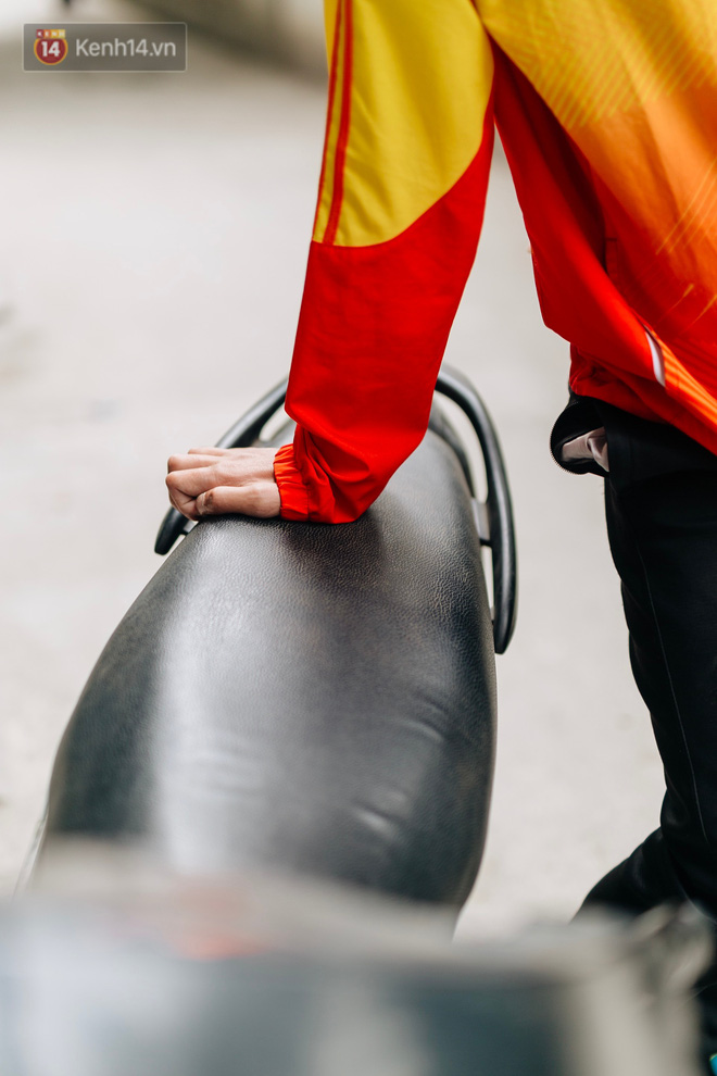 Anh shipper với 1.300 đơn hàng giao bằng một tay ở Hà Nội: Hôm nay mệt có thể ngủ một giấc, mai cố gắng tiếp!