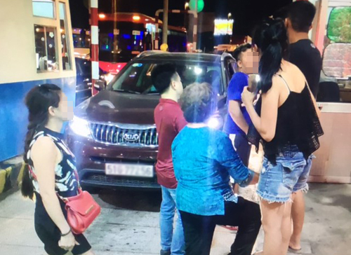 Cao tốc Long Thành ùn tắc 6 km, tài xế đòi xả trạm