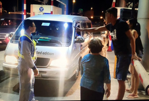 Cao tốc Long Thành ùn tắc 6 km, tài xế đòi xả trạm