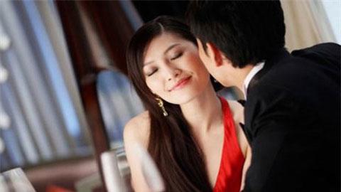 Đang hú hí cùng nhân tình, chồng mất vía khi nghe thấy tiếng nói phía sau di ảnh vợ