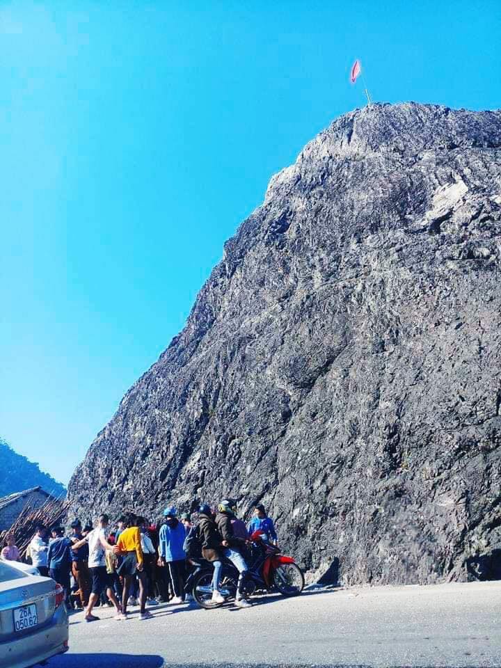 Lên đèo Đá Trắng chụp hình tự sướng, du khách suýt bỏ mạng