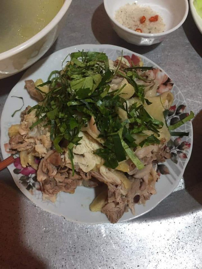 Mẹ chồng tương lai sai chặt thịt gà, cô gái trẻ khiến người yêu hốt hoảng vì với đống lá chanh to đùng Mẹ chồng tương lai sai chặt thịt gà, cô gái trẻ khiến người yêu hốt hoảng vì với đống lá chanh to đùng