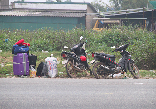 Nhiều người dân Hà Tĩnh vạ vật đón xe khách sau Tết
