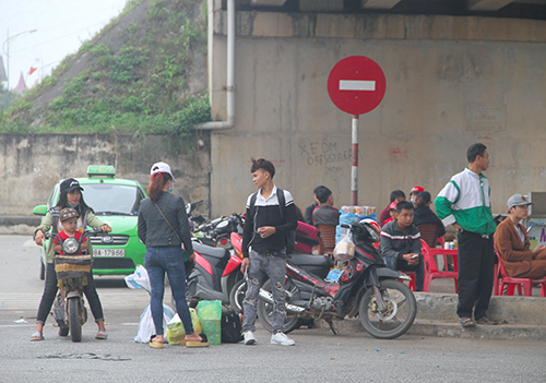 Nhiều người dân Hà Tĩnh vạ vật đón xe khách sau Tết