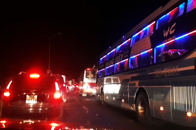 Ôtô xếp hàng dài chờ qua hầm Hải Vân khuya mùng 6 Tết